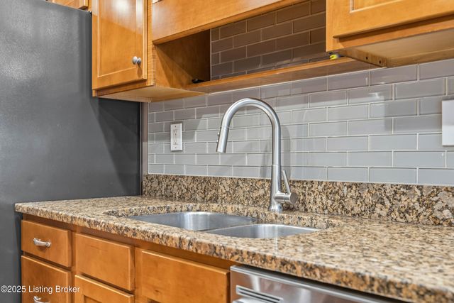 7015 Catalpa Springs Dr, Louisville, KY 40228