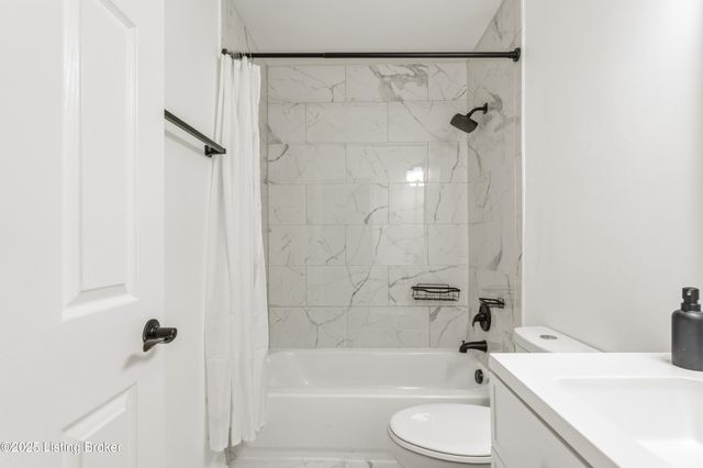 7015 Catalpa Springs Dr, Louisville, KY 40228