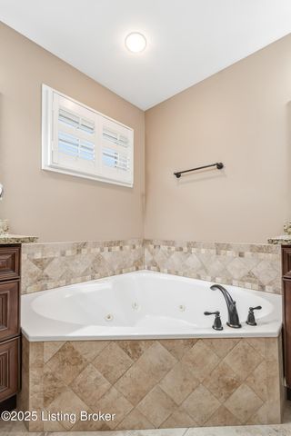 7015 Catalpa Springs Dr, Louisville, KY 40228