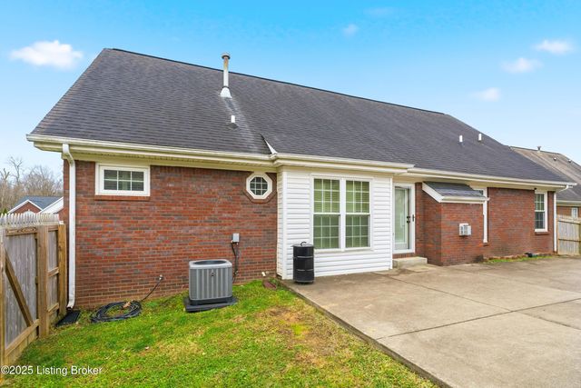 7015 Catalpa Springs Dr, Louisville, KY 40228