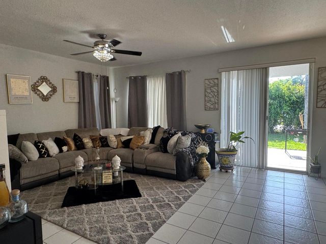 1011 Salmon Isle, Greenacres, FL 33413