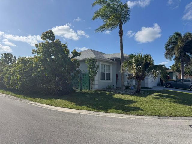 1011 Salmon Isle, Greenacres, FL 33413
