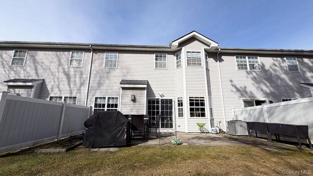 110 Willow Wood Drive, Oakdale, NY 11769