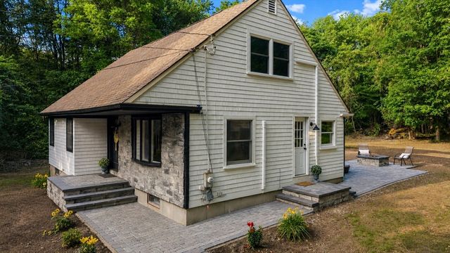 380 Brayton Rd, Tiverton, RI 02878