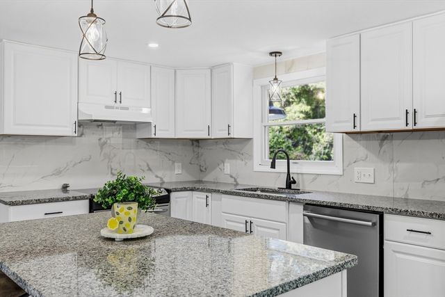 380 Brayton Rd, Tiverton, RI 02878