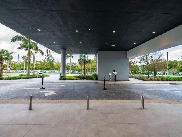 2000 S Metropica Way 2007, Sunrise, FL 33323