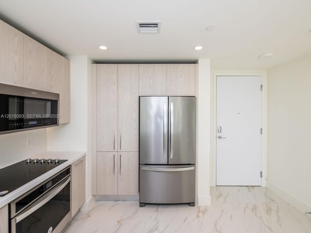 2000 S Metropica Way 2007, Sunrise, FL 33323