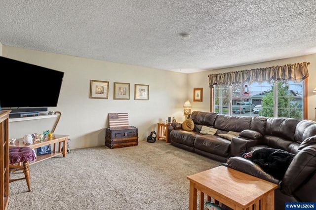 640 S Pershing St, Mt Angel, OR 97362