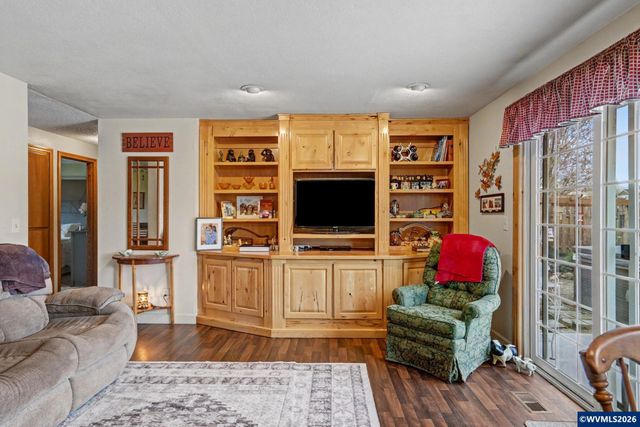 640 S Pershing St, Mt Angel, OR 97362