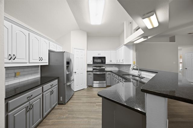 607 Lark Lane, Oak Leaf, TX 75154