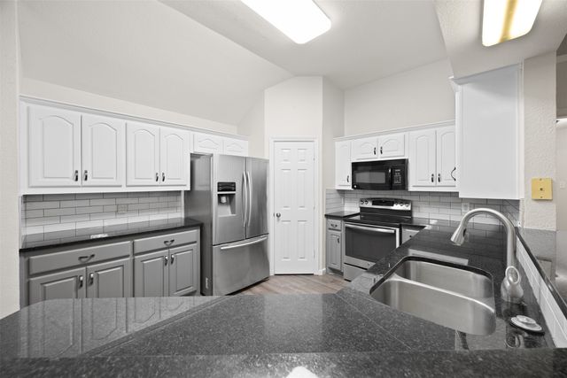 607 Lark Lane, Oak Leaf, TX 75154