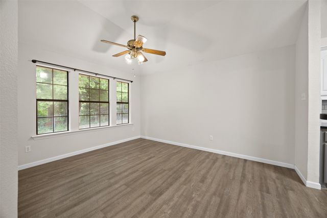 607 Lark Lane, Oak Leaf, TX 75154