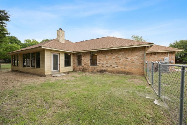 607 Lark Lane, Oak Leaf, TX 75154