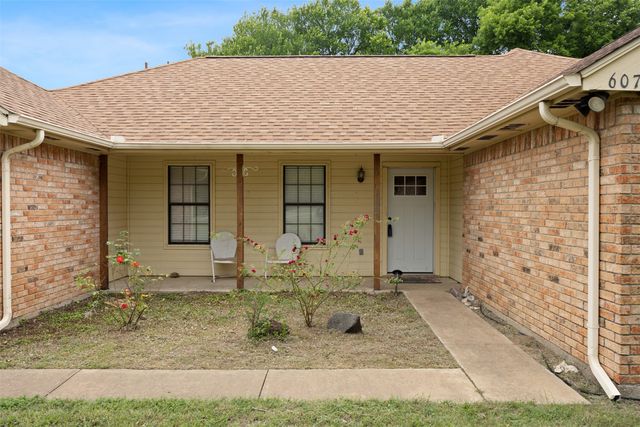 607 Lark Lane, Oak Leaf, TX 75154