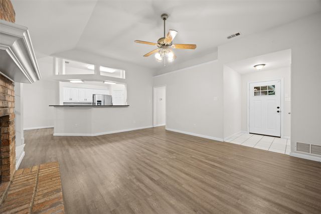 607 Lark Lane, Oak Leaf, TX 75154