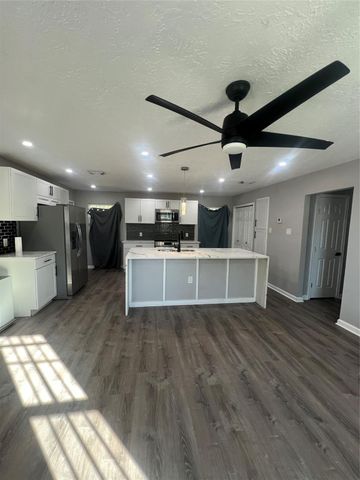 10525 Fairland Drive, Houston, TX 77051