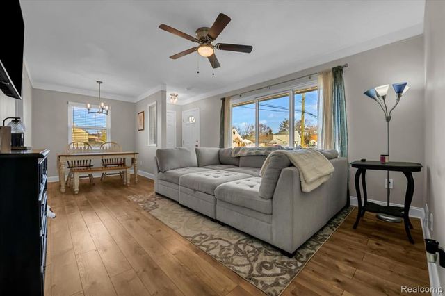 1104 E Barrett Avenue, Madison Heights, MI 48071