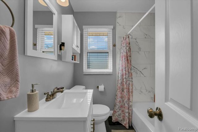 1104 E Barrett Avenue, Madison Heights, MI 48071