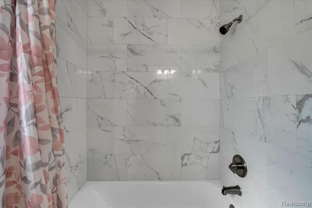 1104 E Barrett Avenue, Madison Heights, MI 48071