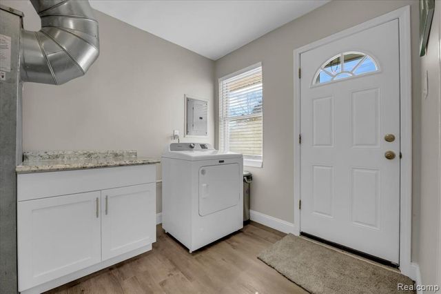 1104 E Barrett Avenue, Madison Heights, MI 48071