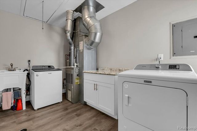 1104 E Barrett Avenue, Madison Heights, MI 48071