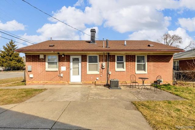 1104 E Barrett Avenue, Madison Heights, MI 48071