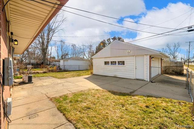 1104 E Barrett Avenue, Madison Heights, MI 48071