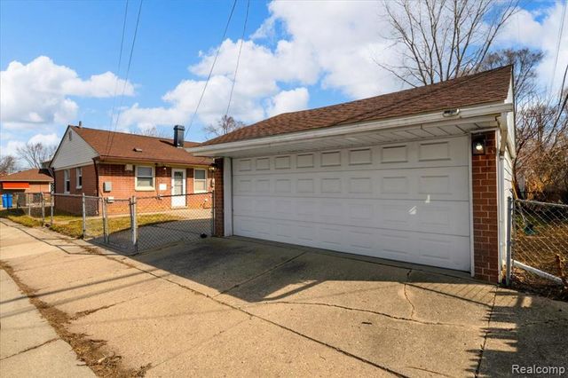 1104 E Barrett Avenue, Madison Heights, MI 48071