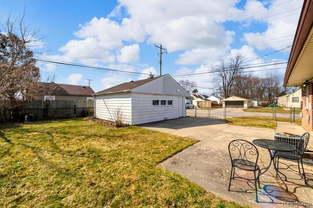 1104 E Barrett Avenue, Madison Heights, MI 48071