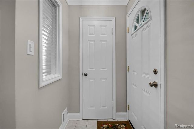 1104 E Barrett Avenue, Madison Heights, MI 48071