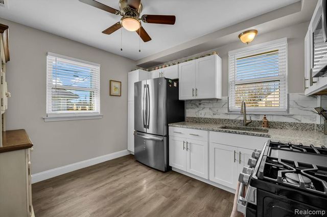 1104 E Barrett Avenue, Madison Heights, MI 48071