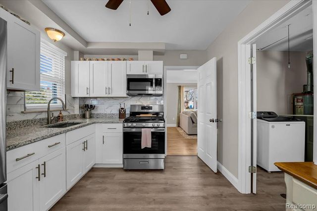 1104 E Barrett Avenue, Madison Heights, MI 48071