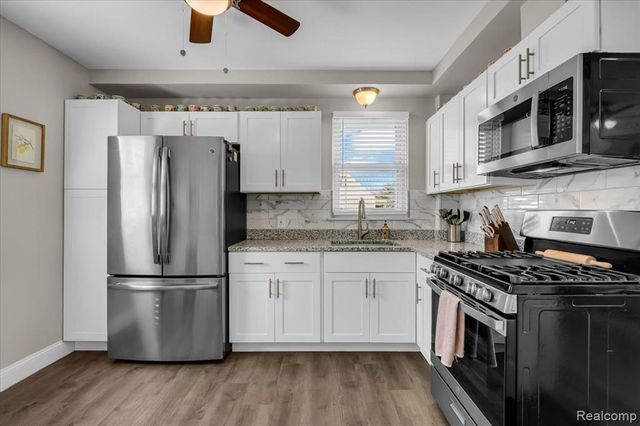 1104 E Barrett Avenue, Madison Heights, MI 48071