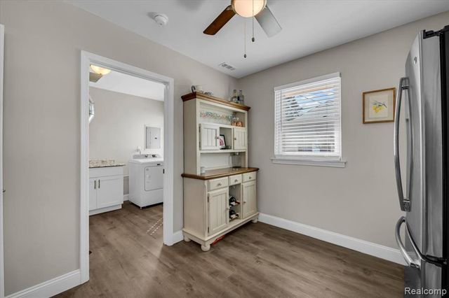 1104 E Barrett Avenue, Madison Heights, MI 48071