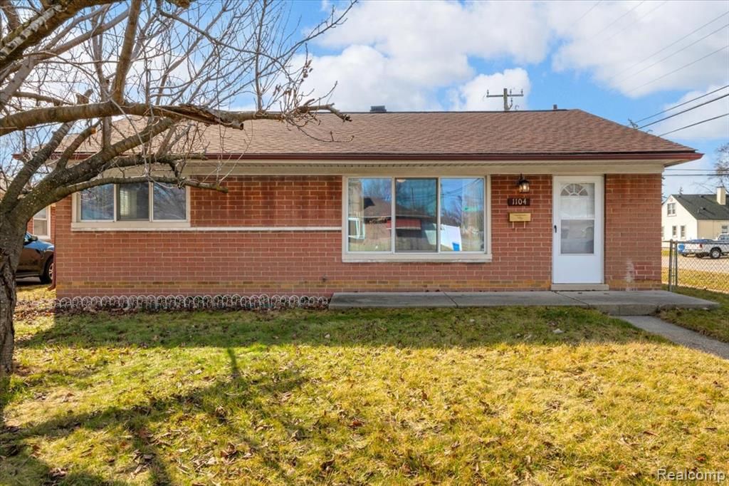 1104 E Barrett Avenue, Madison Heights, MI 48071