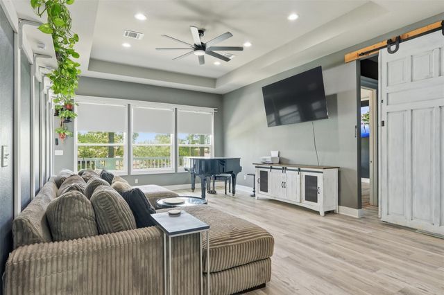 613 Oakdale Street, Shoreacres, TX 77571