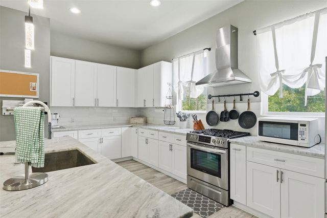 613 Oakdale Street, Shoreacres, TX 77571
