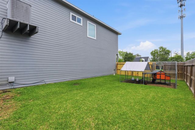 613 Oakdale Street, Shoreacres, TX 77571