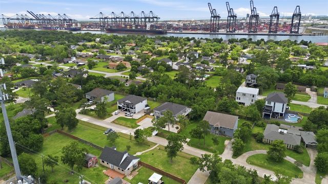 613 Oakdale Street, Shoreacres, TX 77571