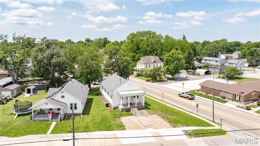 Image 2 of property listing at 400 S Washington Street, Jerseyville, IL 62052