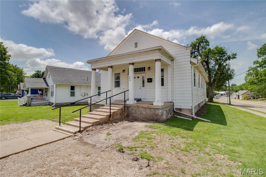 Image 11 of property listing at 400 S Washington Street, Jerseyville, IL 62052