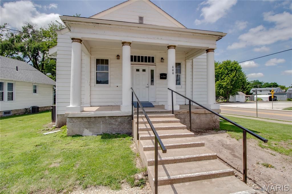 Image 12 of property listing at 400 S Washington Street, Jerseyville, IL 62052