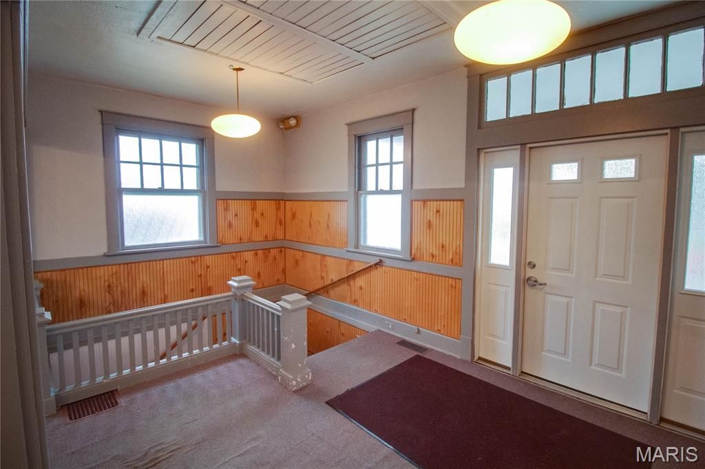 Image 15 of property listing at 400 S Washington Street, Jerseyville, IL 62052