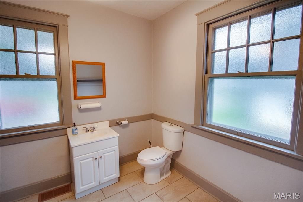 Image 16 of property listing at 400 S Washington Street, Jerseyville, IL 62052