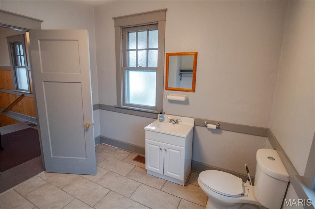 Image 17 of property listing at 400 S Washington Street, Jerseyville, IL 62052