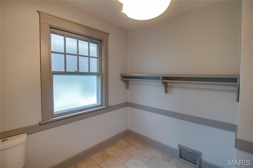 Image 18 of property listing at 400 S Washington Street, Jerseyville, IL 62052