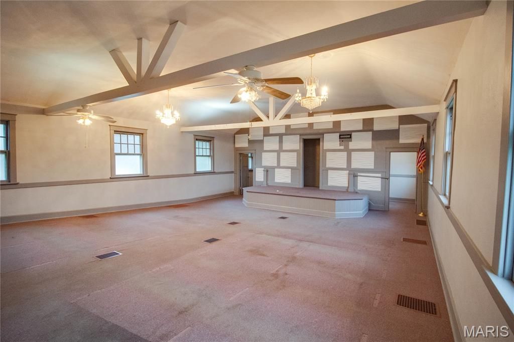 Image 19 of property listing at 400 S Washington Street, Jerseyville, IL 62052