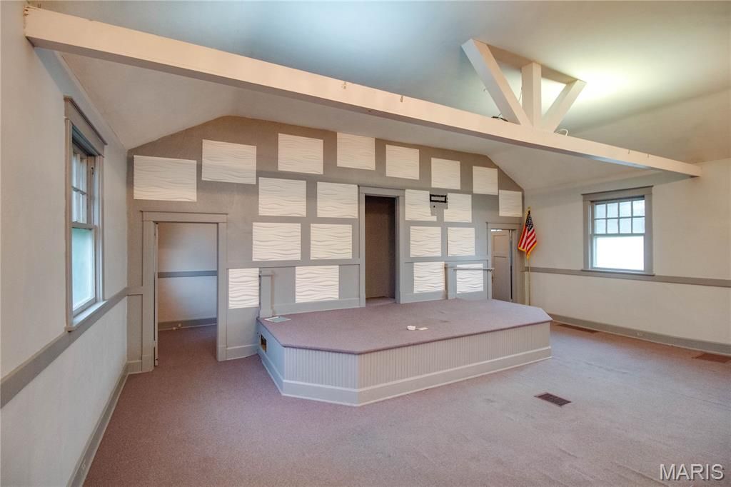 Image 20 of property listing at 400 S Washington Street, Jerseyville, IL 62052