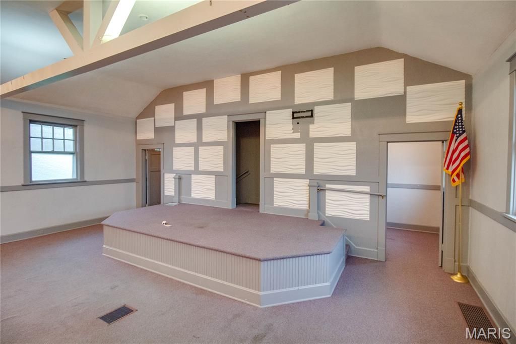 Image 21 of property listing at 400 S Washington Street, Jerseyville, IL 62052
