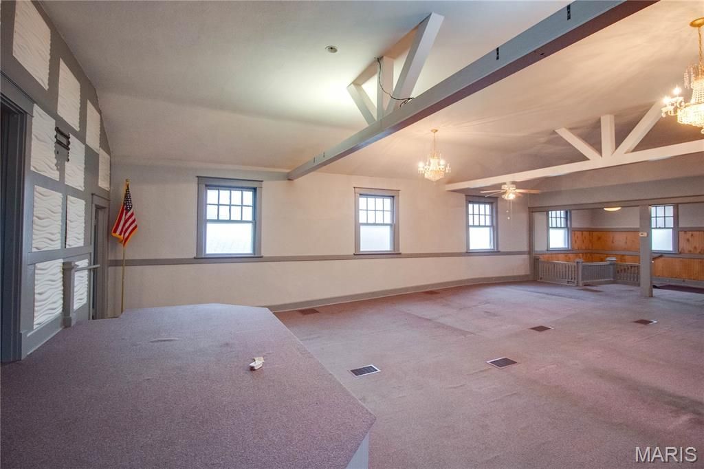 Image 22 of property listing at 400 S Washington Street, Jerseyville, IL 62052